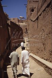 Image du Maroc Professionnelle de  Des berbères traversent une des rues à l'intérieur de l'ancienne Kasbah de Ouarzazate après avoir accompli la prière du Vendredi, le 22 Août 1997. (Photo / Abdeljalil Bounhar)